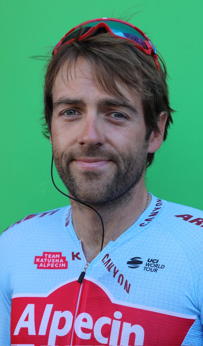 Él es Alex Dowsett, un paciente con hemofilia. Fue ciclista profesional, sí, ciclista profesional, durante 12 años compitiendo al más alto nivel.

Presidente Petro, ministro Jaramillo, montar en bicicleta no es mortal para los pacientes hemofílicos, la falta de medicamentos sí.