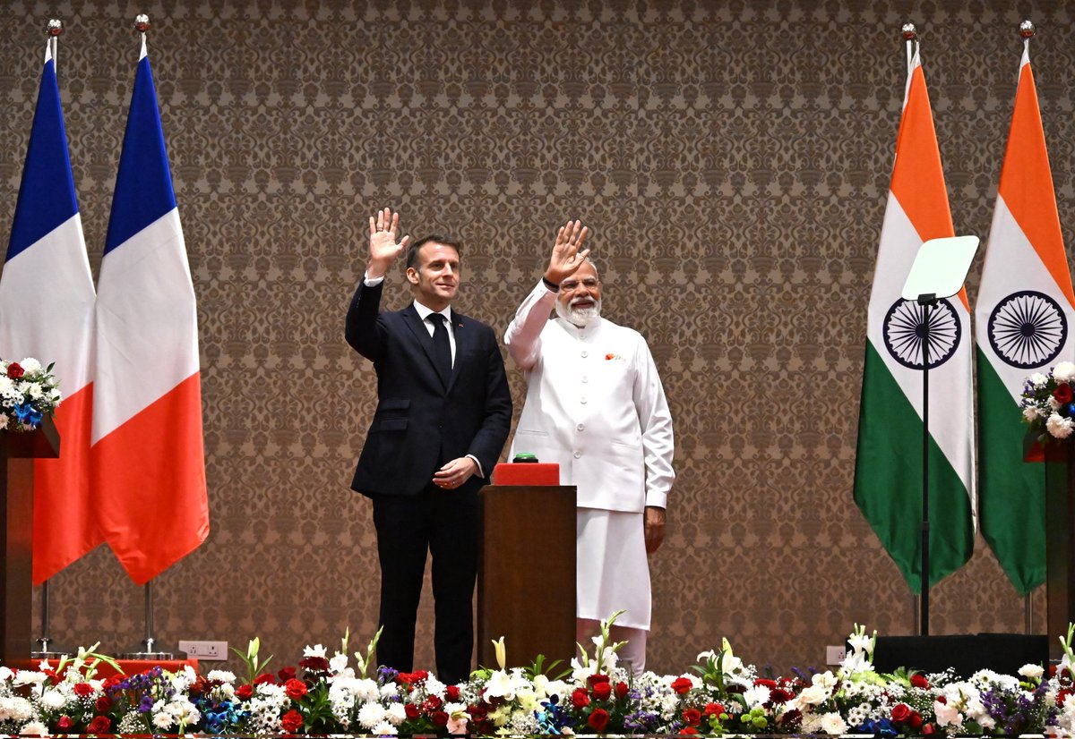 maha_governor's tweet photo. Glimpses of the media interaction of Mr Emmanuel Macron, H.E. President of the Republic of France and Shri Narendra Modi, Hon'ble Prime Minister of India held at Maharashtra Lok Bhavan Mumbai on Tue (17th Feb). https://t.co/yVyg9YuBrR