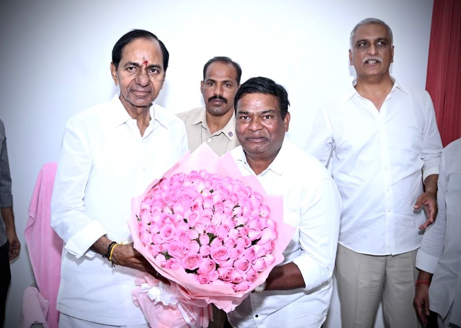 కేసీఆర్ కు జన్మదిన శుభాకాంక్షలు తెలిపిన  జీవన్ రెడ్డి

హైదరాబాద్, ఫిబ్రవరి17:-
భారత రాష్ట్ర సమితి (బీఆర్ఎస్) అధినేత, తెలంగాణ తొలి ముఖ్యమంత్రి కల్వకుంట్ల చంద్రశేఖర్ రావుకు 
బీఆర్ఎస్ నిజామాబాద్ జిల్లా అధ్యక్షుడు, ఆర్మూర్ మాజీ ఎమ్మెల్యే ఆశన్నగారి జీవన్ రెడ్డి  జన్మదిన శుభాకాంక్షలు