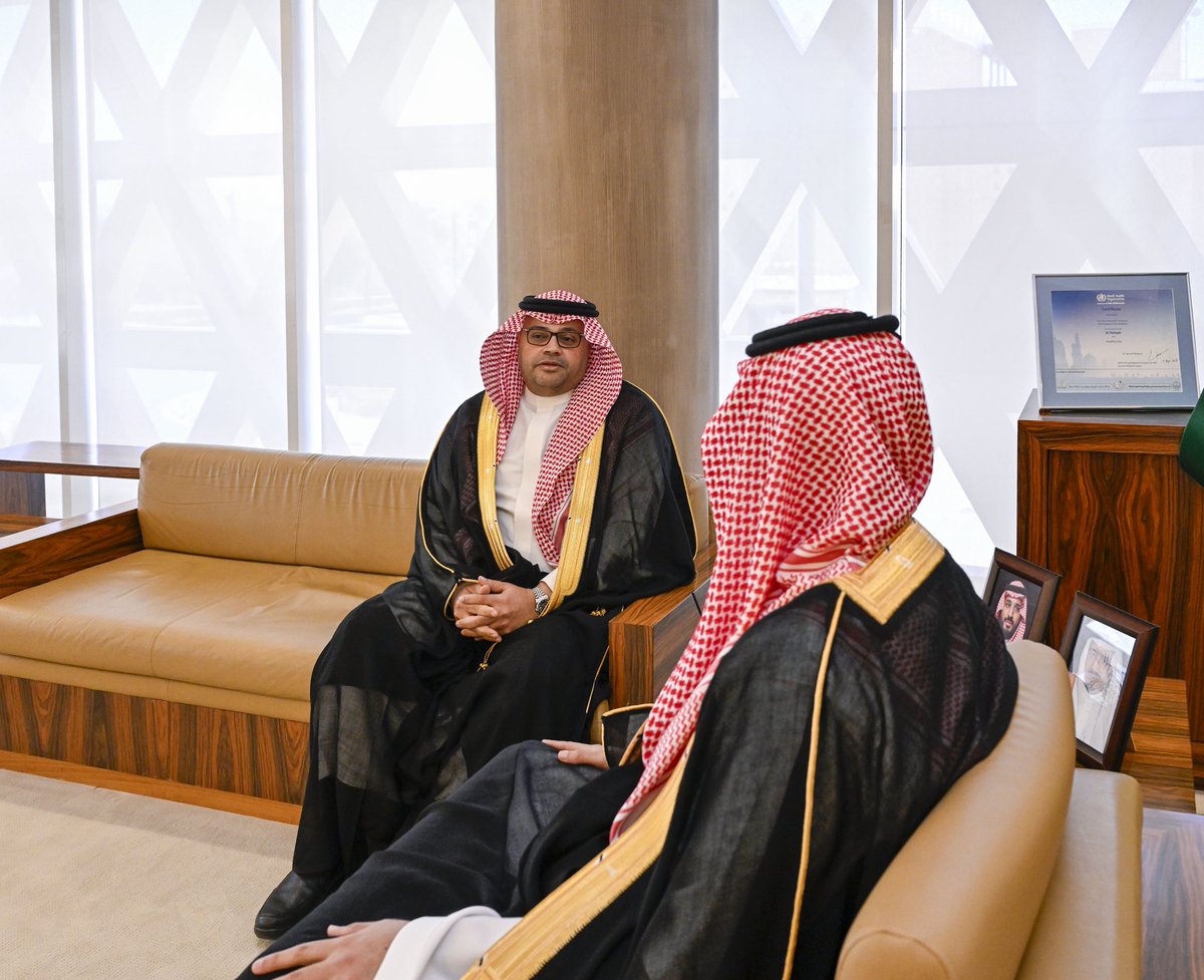 _KSU's tweet photo. صاحب السمو الملكي الأمير راكان بن سلمان بن عبدالعزيز محافظ الدرعية يستقبل سعادة رئيس #جامعة_الملك_سعود المُكلَّف أ.د. علي بن محمد مسملي، الذي قدّم التهنئة لسموه بمناسبة صدور الأمر الملكي بتعيينه محافظًا للدرعية.
وجرى خلال اللقاء بحث أوجه التعاون بين المحافظة وجامعة الملك سعود، حيث اطّلع سموه على مشاريع الجامعة المستقبلية.
