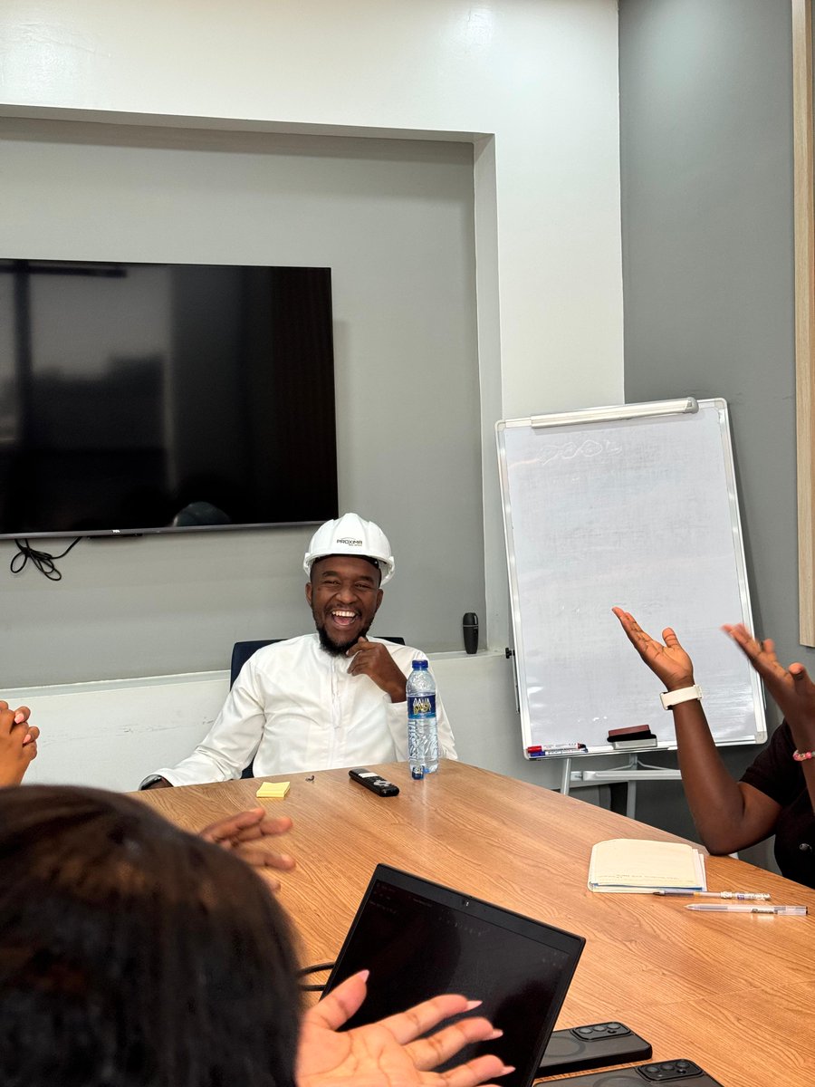 HH_motivation's tweet image. My work requires me to be like water.

Not to lose myself — but to understand the room.

Different industries. Different pressures. Same human dynamics.

I don’t change who I am. I adjust how I deliver.

Connect first. Then lead.

#ExperientialLearning #Leadership #TeamBuilding