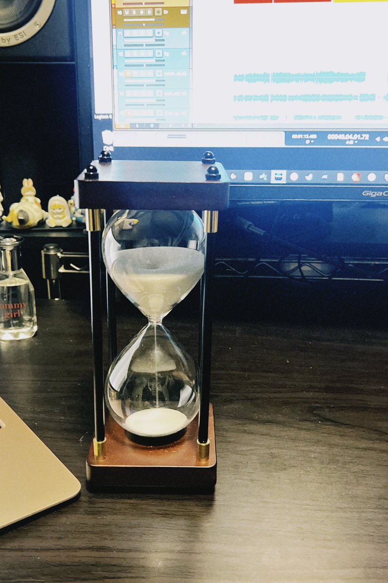 Tetsuro0602's tweet photo. 最近、砂時計を導入しまして、
家仕事が捗っている私です。
おしゃれにポモドーロ法が出来るっていう。
で空いた時間で散歩に行くっていう。 https://t.co/ygfS8sRPKW