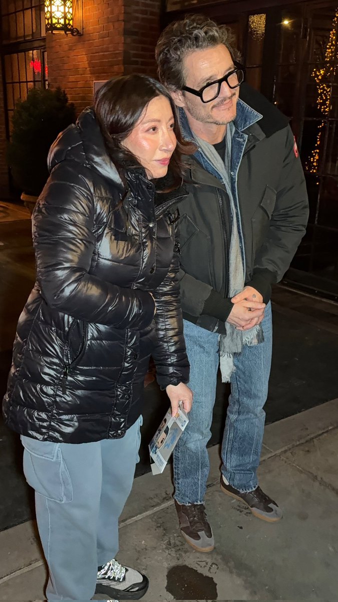 Um ser humano muito precioso 🩷

📸| Pedro Pascal posando pra fotos com fãs em Nova York, nesse final de semana