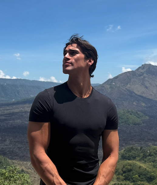 TommiPedruzzi's tweet image. I left Italy with nothing.

• No money
• No degree
• No connections

Just broken English and one decision:

I wasn’t going to die average.

Today, my business averages $50,000 per month.

How? AI publishing.

In simple terms:

• Find people’s problems
• Create solutions with