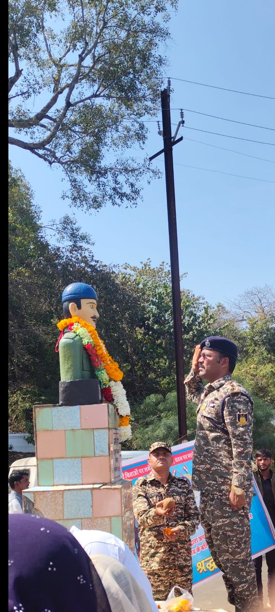 148वीं वाहिनी सीआरपीएफ ने अपने वीर शहीदों के बलिदानों को याद रखा है तथा 17 फरवरी 2026 को आज ही के दिन 1995 में शहीद हुए शहीद इंदर कुमार के निवास स्थान ग्राम-सैलवारा, पोस्ट-भंडरा, थाना-मजगांव, जिला-जबलपुर पहुँचकर उनके सर्वोच्च बलिदान को याद कर उन्हें नमन किया।