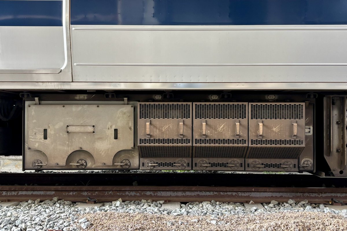 207系500番台の真髄、三菱PTr-VVVF装置です
鉄道用インバータとしては日本初のPTr素子採用例でした

PTr素子は過電圧への耐性が低いため、前段にチョッパ回路を挟み、直流1500Vを600Vまで落としてから制御しています

そのため、おそらく日本で唯一VVVF・チョッパを混載する車両になっています