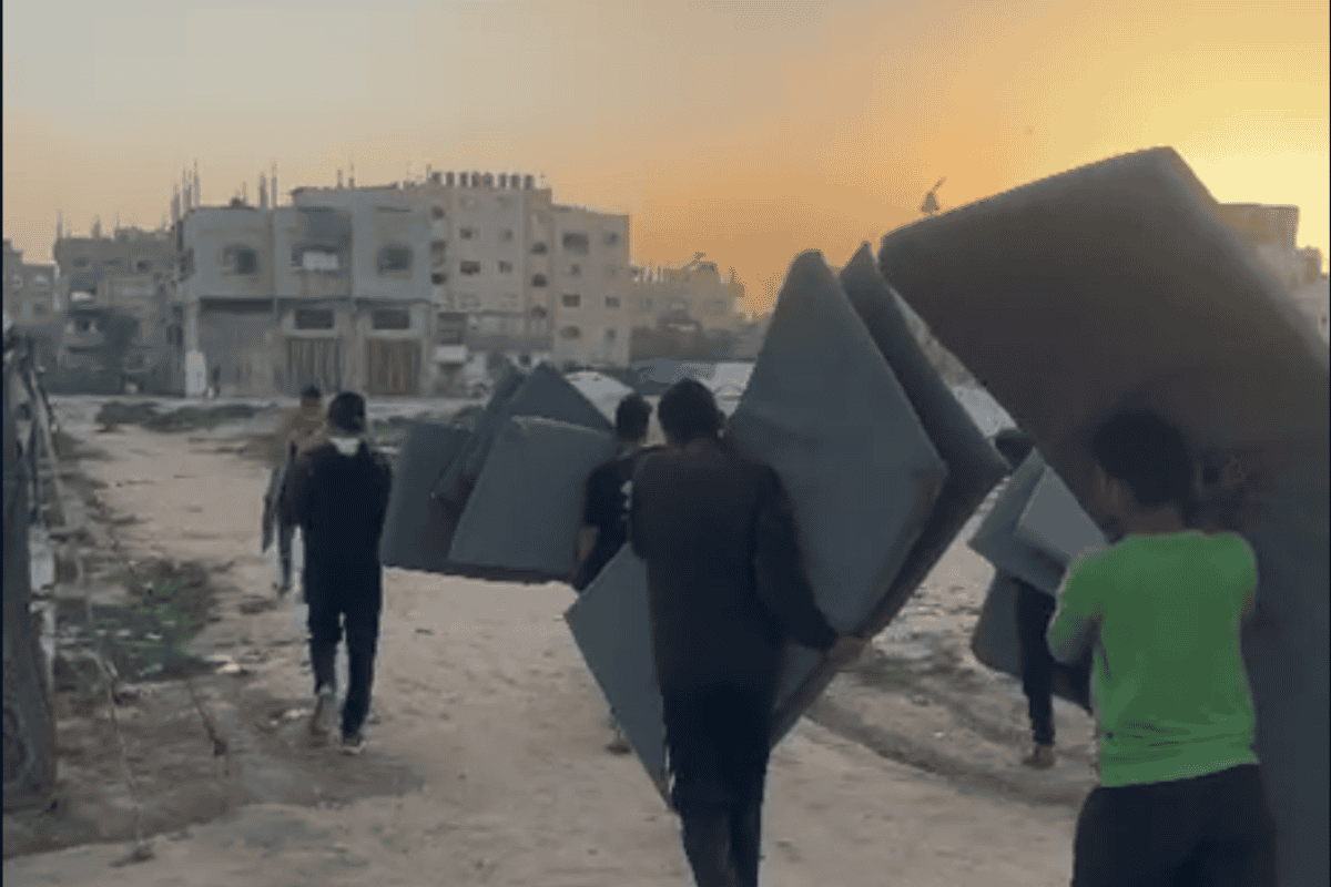 Falasteen_Info's tweet photo. Displaced families in Gaza no longer sleeping on cold tent floors.

We secured bulk sleeping mats and distributed them across multiple camps.

Suhoor food packages are going out.
A communal Ramadan prayer tent is under construction.

Join us:

https://t.co/REZLQnlClB https://t.co/NiKeK3GARw