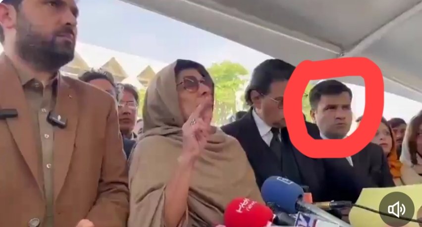 یہ الو کا پٹھہ کںٔی دنوں کے احتجاج کے دوران اگر کسی کو نظر آیا ہو تو مجھ سمیت سب کو آگاہ کیجںٔےگا 
#الو_کے_پٹھے_سارے_اکٹھے