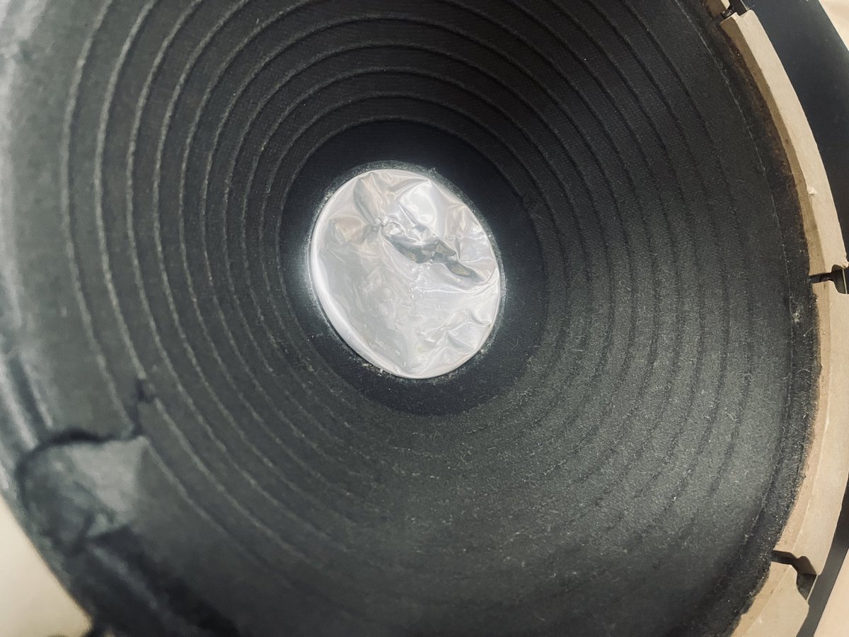 10数年前、ハ◯ドオフで買ったBOLT-30。

音が抜群に良くてめちゃくちゃきれいな音が出る。
気に入りすぎてアンプ部だけ独立させたり、息子ベビー期さんがスピーカーをベコベコにしたりといろいろあったけど、今でも鳴らすと良い音なんですよ。

 #みんなのRoland見せて