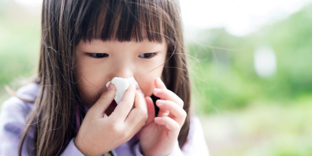 AboutKidsHealth's tweet image. Having many colds does not mean your child has a weak immune system. Over the years, repeated exposure to different viruses helps your child develop immunity to them so that your child gets sick less often. Learn more about colds: ow.ly/n6e950Yfp1n #Cold #Virus