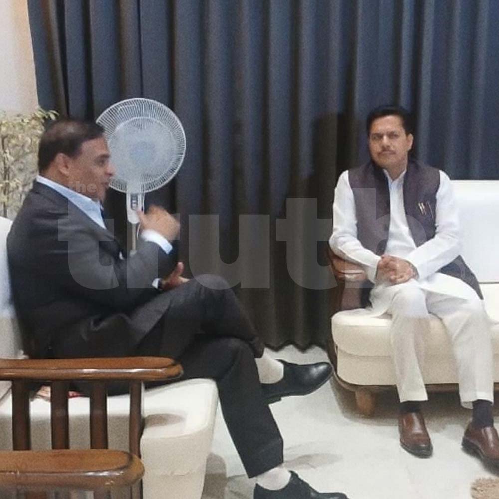 Assam: CM <a href="/himantabiswa/">Himanta Biswa Sarma</a> at the residence of ex-Congress President <a href="/BhupenKBorah/">Bhupen kumar Borah</a>. Both of them, meeting after 11 years.

Here's a story from 2009 that Bhupen Borah told me a few years back.

Back in 2009, both were working hard for the Congress party during Sonia Gandhi’s election