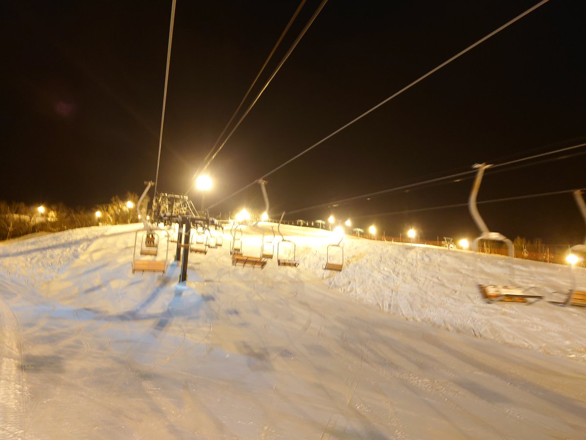 farm1028's tweet photo. サンタプレゼントパーク

ローカルゲレンデまわりをして、夜景が綺麗って口コミ見てたのでナイターで訪問。写真よりもやっぱり肉眼で見た方が感動度は高い気がする。
硬めのバーンだけどエッジは噛んでくれるから滑りやすかった。
ナイターでも全コース滑れたからお得感もあり。 https://t.co/7dIZ6gXciP