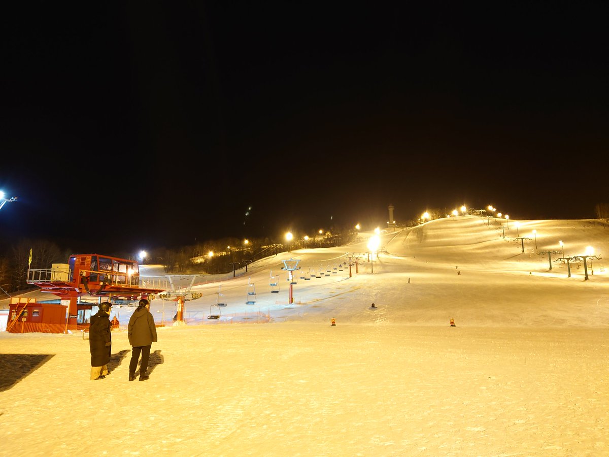 farm1028's tweet photo. サンタプレゼントパーク

ローカルゲレンデまわりをして、夜景が綺麗って口コミ見てたのでナイターで訪問。写真よりもやっぱり肉眼で見た方が感動度は高い気がする。
硬めのバーンだけどエッジは噛んでくれるから滑りやすかった。
ナイターでも全コース滑れたからお得感もあり。 https://t.co/7dIZ6gXciP