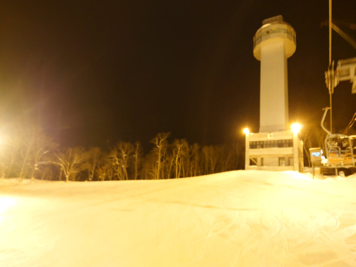 farm1028's tweet photo. サンタプレゼントパーク

ローカルゲレンデまわりをして、夜景が綺麗って口コミ見てたのでナイターで訪問。写真よりもやっぱり肉眼で見た方が感動度は高い気がする。
硬めのバーンだけどエッジは噛んでくれるから滑りやすかった。
ナイターでも全コース滑れたからお得感もあり。 https://t.co/7dIZ6gXciP