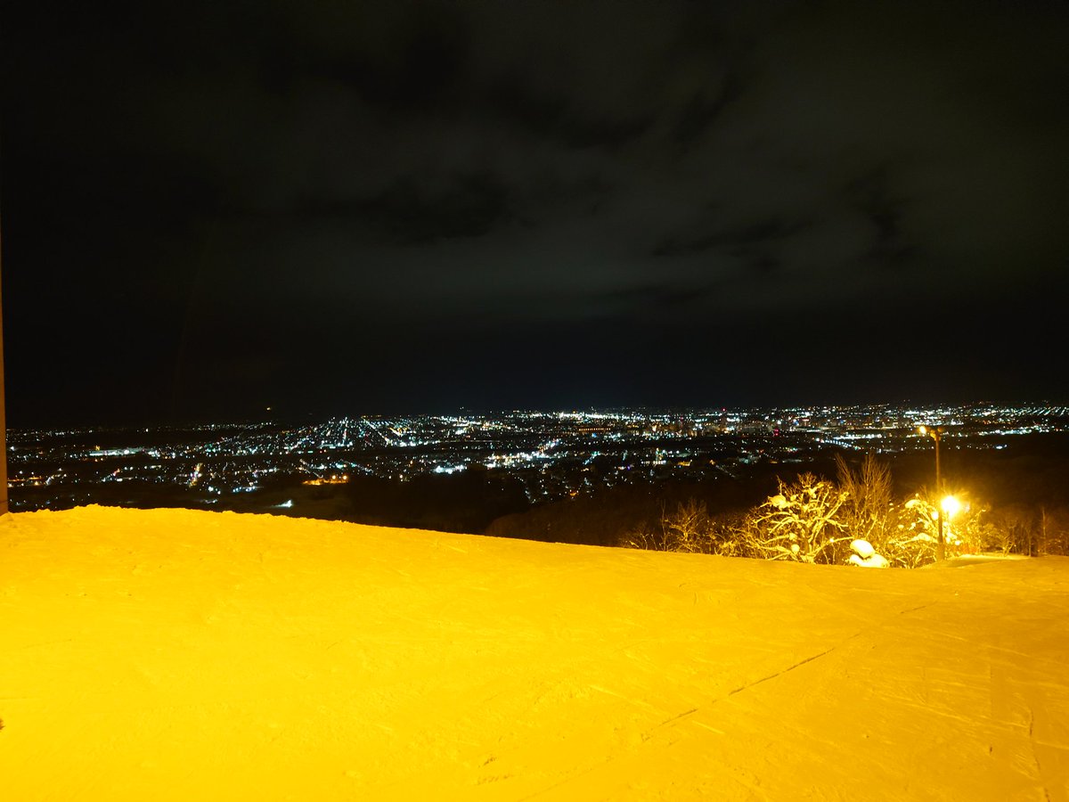 farm1028's tweet photo. サンタプレゼントパーク

ローカルゲレンデまわりをして、夜景が綺麗って口コミ見てたのでナイターで訪問。写真よりもやっぱり肉眼で見た方が感動度は高い気がする。
硬めのバーンだけどエッジは噛んでくれるから滑りやすかった。
ナイターでも全コース滑れたからお得感もあり。 https://t.co/7dIZ6gXciP