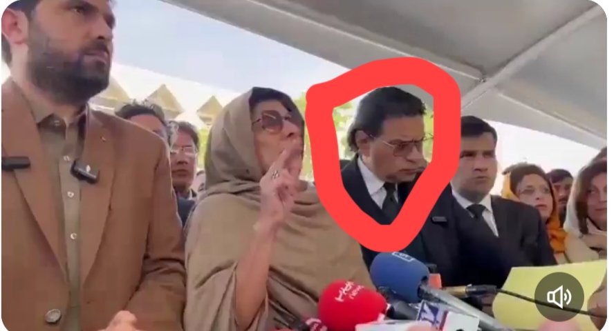 اس الو کے پٹھے کو بھی سب یاد رکھںٔے جو صرف کیمرے کے سامنے لٹکا ہوا منہ بناتا ہے باقی کسی بھی جگہ اسکا پتہ نہیں چلتا 
#الو_کے_پٹھے_سارے_اکٹھے