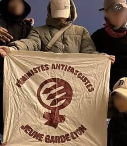 🔴⚡Info <a href="/lemondefr/">Le Monde</a> L'extrême droite a accusé à tort une femme d'être responsable de la mort de Quentin | Blandine B., 20 ans, étudiante à Lyon a été désigné comme la « meurtrière de #Quentin » par plusieurs influenceurs d'extrême droite. Sa photo, l’adresse et les numéros de