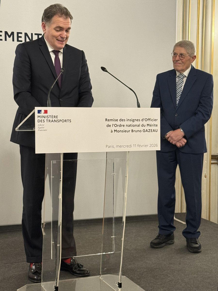 FNAUT_fr's tweet photo. 🎖️ La #Fnaut est fière d’avoir accompagné son ancien Président et désormais Président d'honneur, Bruno Gazeau, à l’occasion de la remise des insignes d’officier de l’ordre national du Mérite par le ministre chargé des Transports, @PhilippeTabarot.

Cette distinction honore un parcours exemplaire et un engagement collectif au service de mobilités plus justes, plus durables et plus accessibles. 👏 Merci Bruno pour ton engagement sans relâche au service des usagers !

🔎  Une partie de l'équipe Fnaut 📸  Roger DILLENSEGER Michel Quidort Alain RICHNER Marc Pélissier Djamila Bessa Marc Debrincat Bruno Gazeau Jean Marie Beauvais François Delétraz Christiane Dupart Anne-Sophie Trcera Nina Soto