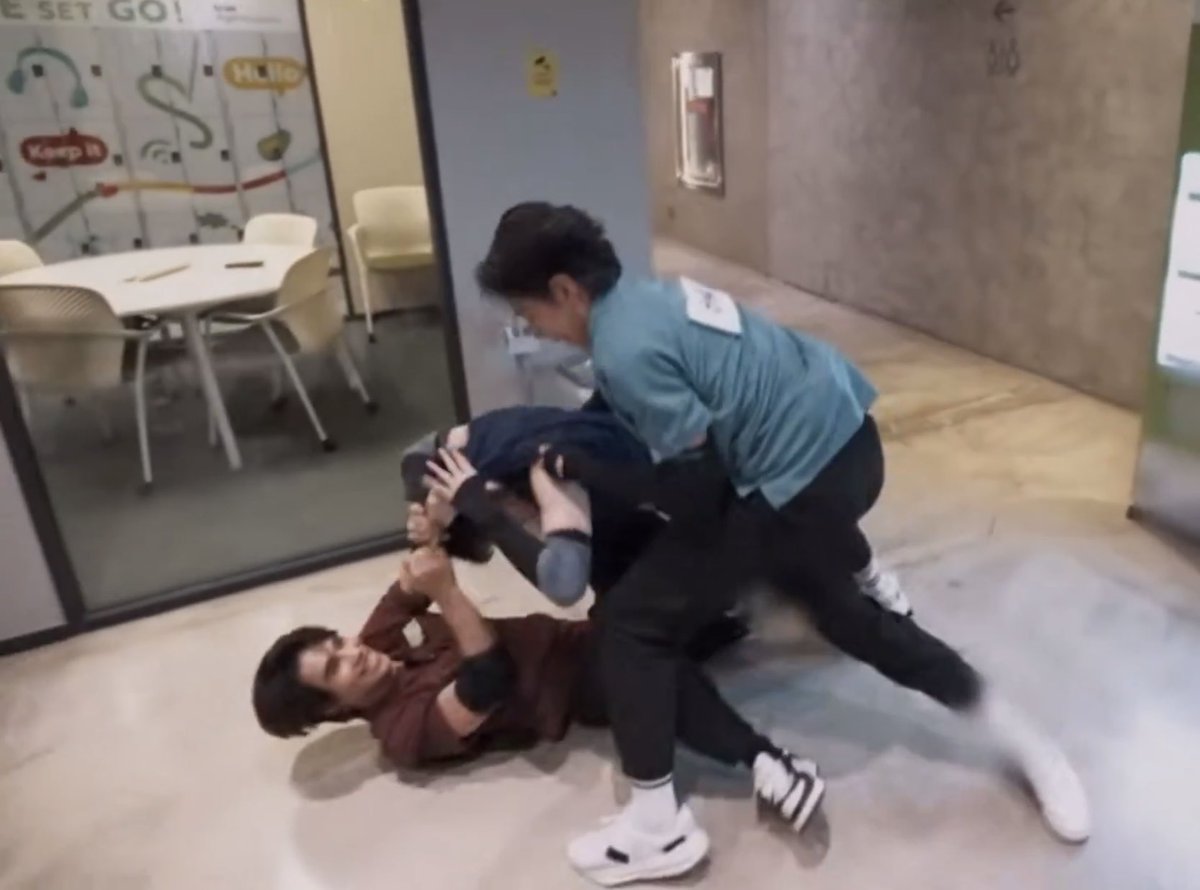 <a href="/double2mii/">𖧷⋆｡มีมี่มู미미⋆｡𖧷</a> จากรองเท้ากับทรงผมคนซ้ายน่าจะพี่เจฟค่ะ แสบx3 🤣