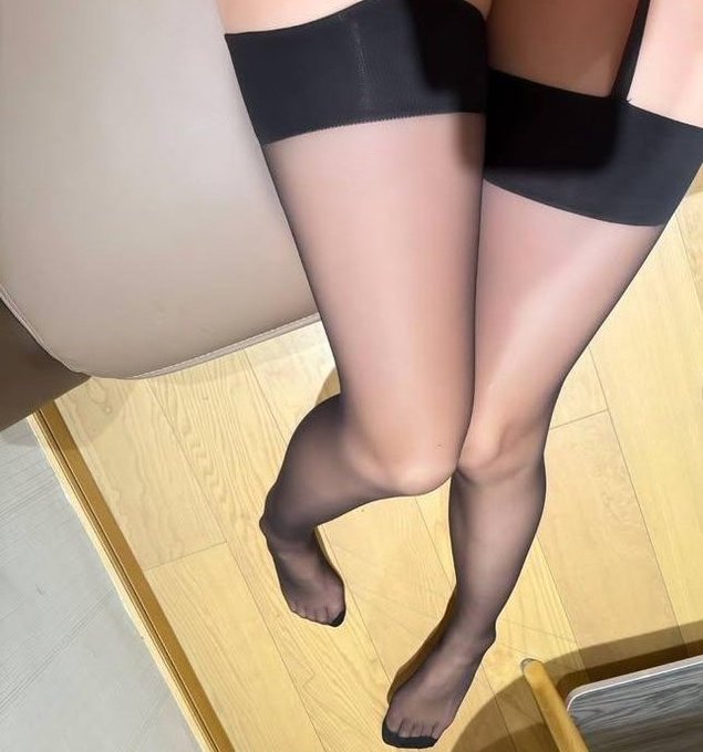 hinami3768's tweet photo. 男の人って生足より黒タイツの方が好きって本当ですか？ 
すごく知りたいので教えてくれませんか？ https://t.co/9LO6wI4eYV