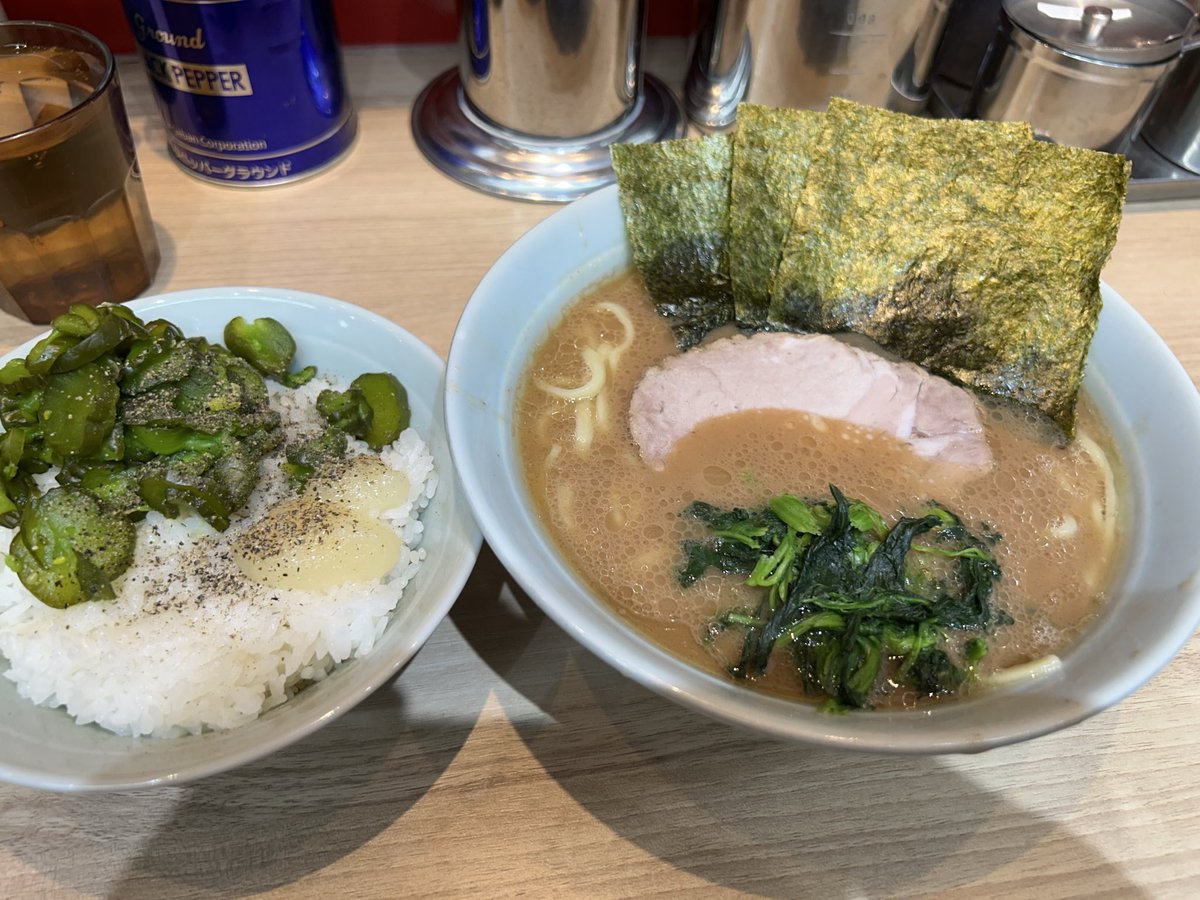 らーめん 尾又家

ラーメン並850円にライス無料
このご時世に頑張り過ぎです。
感謝の気持ちを込めてライス少なめでおかわりしました、、、

卓上の青カッパとニンニクを混ぜて海苔で巻くことを義務教育にしましょう。

ごちそうさまでした！