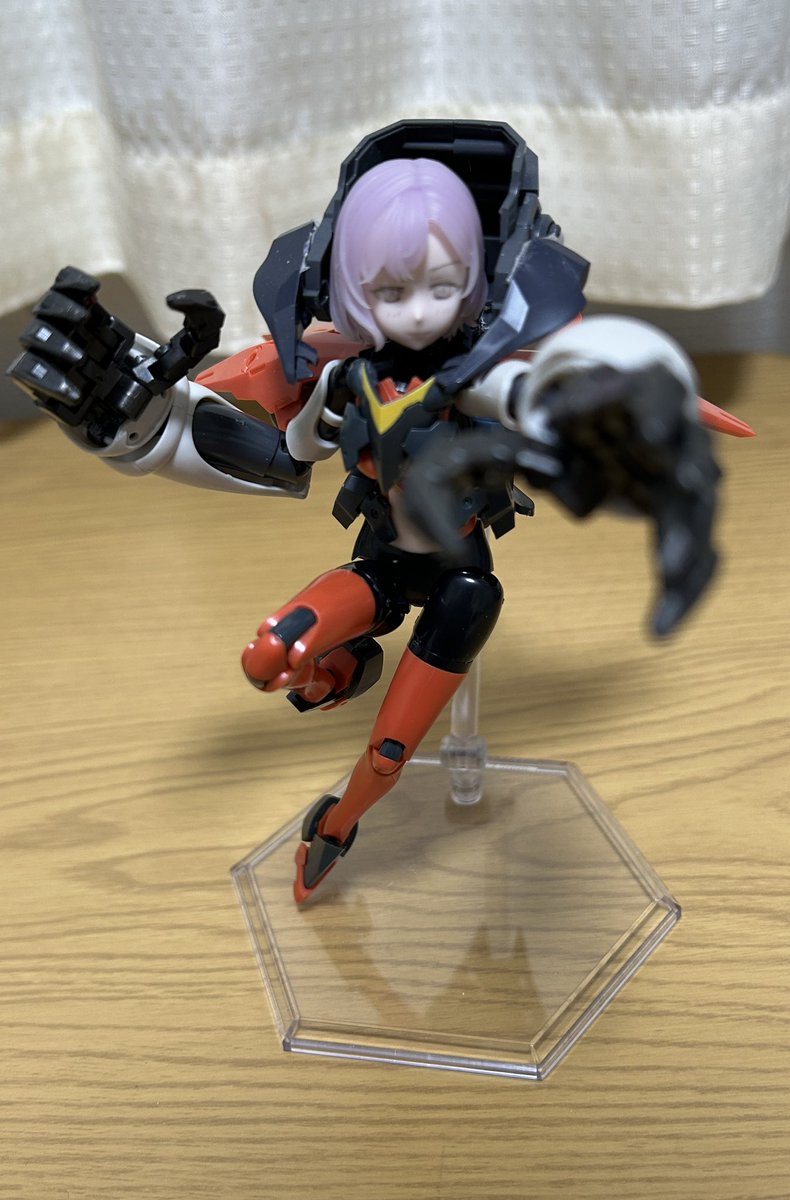 knm_age's tweet photo. ウチのホーネットさん、腕も良い感じに取り付けられて大体の形はこれで満足な状態になってきました。
上半身に盛った分、下半身はあまり手をつけずにシンプルに行きたいですね https://t.co/vh4VkpfUVU
