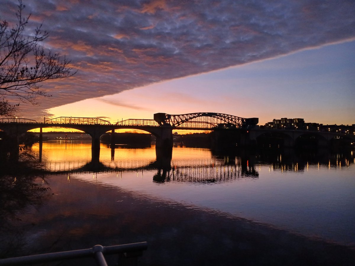 radiorealtor's tweet photo. Beautiful sunrise over downtown Chattanooga this morning!  🌄 https://t.co/PzHQcCZthT