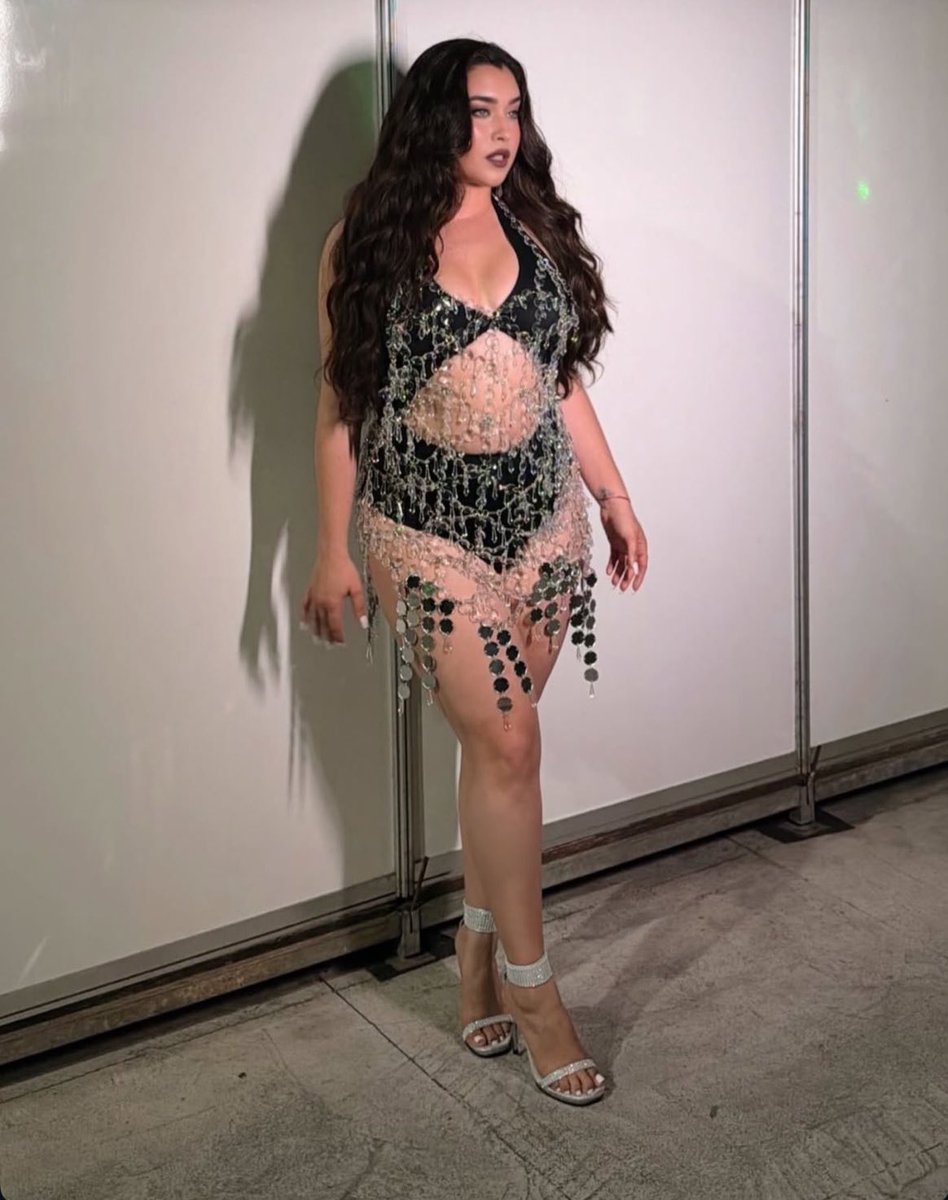 eu tô amando a lauren se jogando no carnaval e vivendo muito aqui sem frescura nenhuma. amo ser fã de quem não tem preconceito com nossa cultura