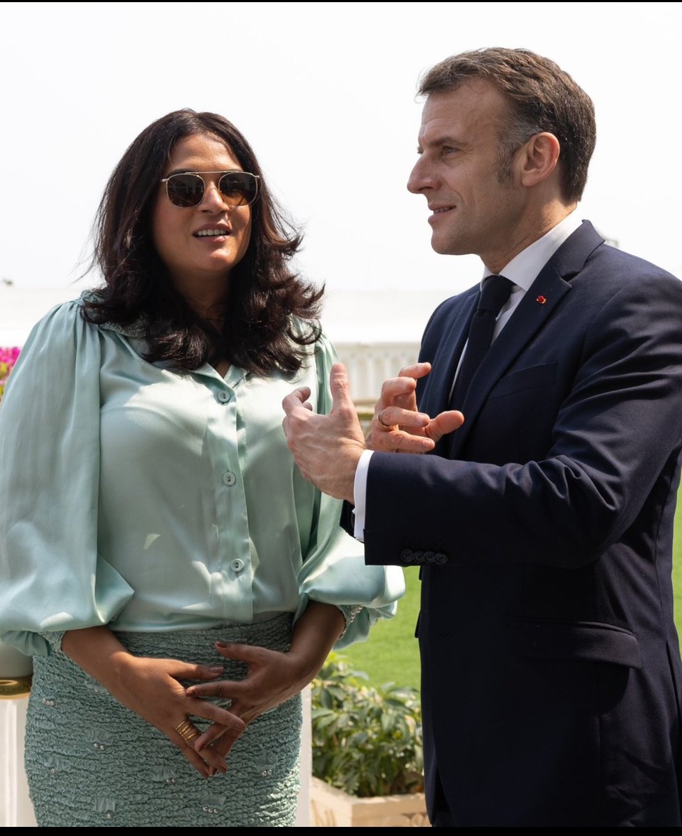 socially321's tweet photo. जिस पार्टी में अपना समर्थक, कार्यकर्ता ठेंगे पर हो,

और सरकार शेहला राशिद, शाह फैजल, मंडल जैसों को दामाद बनाती हो; दिनभर विषवमन करने वाली कर्कशा ऋचा चड्डा फैजल जैसों को रेड कार्पेट, स्टेट डिनर उपलब्ध कराती हो,

उसमें महामानव के पोसे आईटी सेलिये कहेंगे कि "यार योगीजी अधिकारियों पर लगाम नहीं लगा पा रहे।" 

खैर, कुछ कहना तो यहाँ अपराध है क्योंकि आलोचना से AI Summit की छवि खराब हो रही है, ऐसा एक दीदी ने अभी बताया