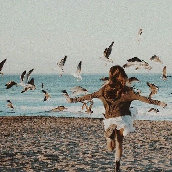 Las alas que me rompieron,
marchitas en el silencio,
se tornaron fuertes ecos
golpeando mi pensamiento.
El cielo que me cerraron
para no ver a lo lejos
se abrió dentro de mi pecho
y nada puede apagarlo.
Un día saldré volando
de La Cárcel de los Sueños
con el corazón cantando.

JS