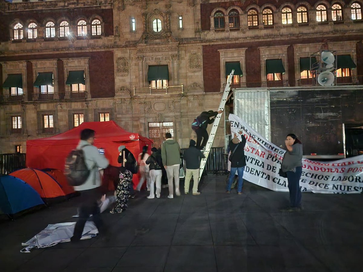 AmexiNoticias's tweet photo. #DeUltimoMinuto
Trabajadores del IMSS-BIENESTAR, integrantes del #FINTRAS, instalan integrantes módulo de atención médica como forma de protesta, en el zócalo de la #CDMX. Exigen: Insumos médicos, condiciones laborales dignas, uniformes y la reinstalación de la Dra. María Belén Benítez, López, despedida de manera injustificada. #VozLaboral, #AMEXI, #FINTRAS FOTO: @FPR_Florentino