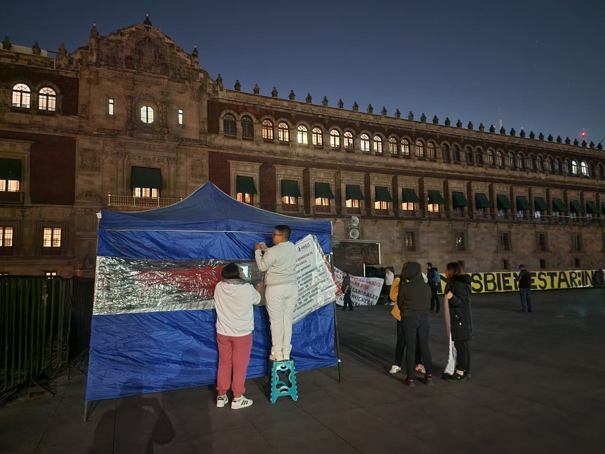 AmexiNoticias's tweet photo. #DeUltimoMinuto
Trabajadores del IMSS-BIENESTAR, integrantes del #FINTRAS, instalan integrantes módulo de atención médica como forma de protesta, en el zócalo de la #CDMX. Exigen: Insumos médicos, condiciones laborales dignas, uniformes y la reinstalación de la Dra. María Belén Benítez, López, despedida de manera injustificada. #VozLaboral, #AMEXI, #FINTRAS FOTO: @FPR_Florentino