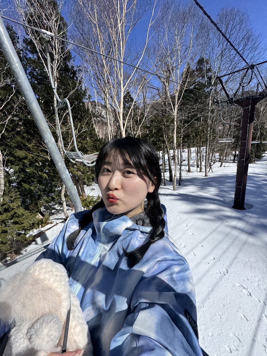 初のファンツアーで10数年ぶりにスキーやったら
思った以上に滑れちゃって、鼻高々になってます👺