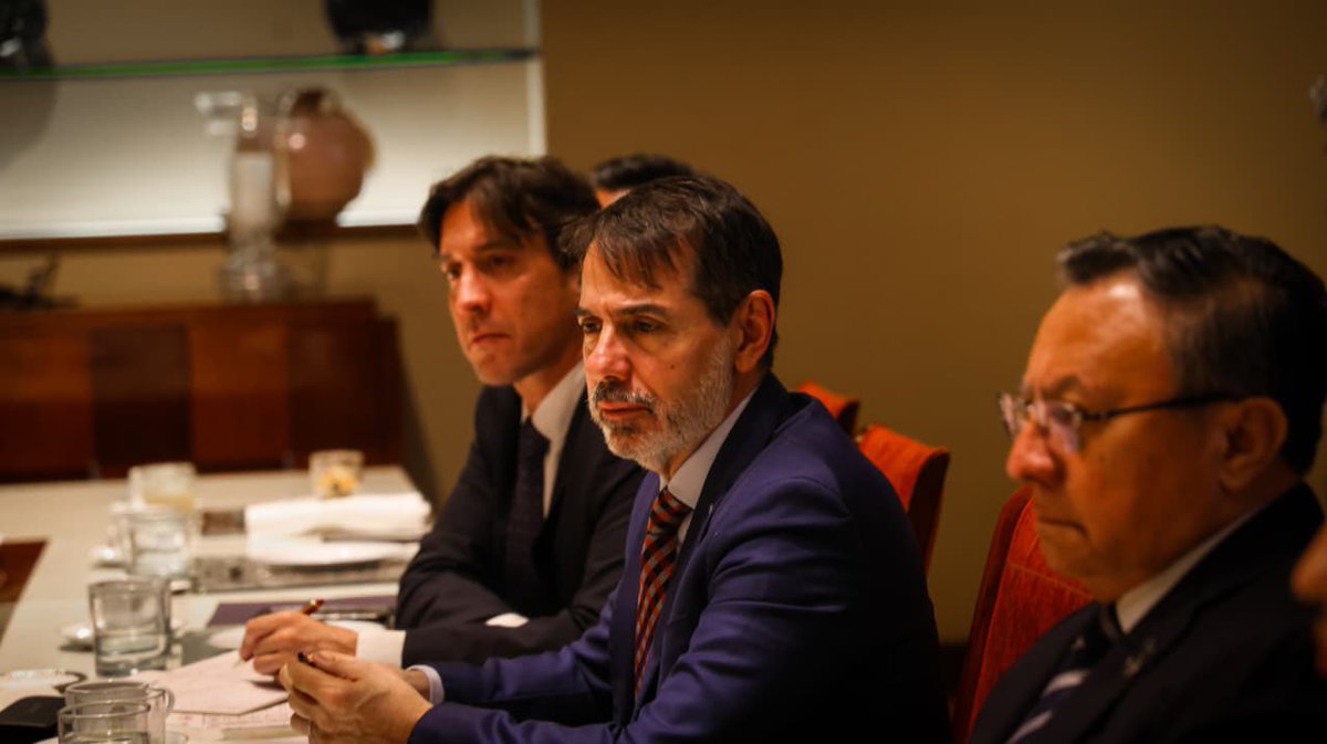El embajador de España 🇪🇸 mantuvo una reunión con presidentes y presidentas de las comisiones de la Cámara de Diputados de la bancada de Morena 🇲🇽 para escuchar sus prioridades en esta legislatura y analizar la relación de colaboración con el Parlamento español.