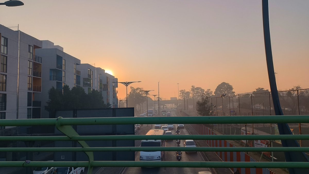 ItzelCV30's tweet photo. Se presenta una gran presencia de humo sobre la Calzada Ignacio Zaragoza, pareciera neblina pero el olor a quemado es bastante fuerte 
@SEDEMA_CDMX @GobCDMX https://t.co/bOeyzgzUFu