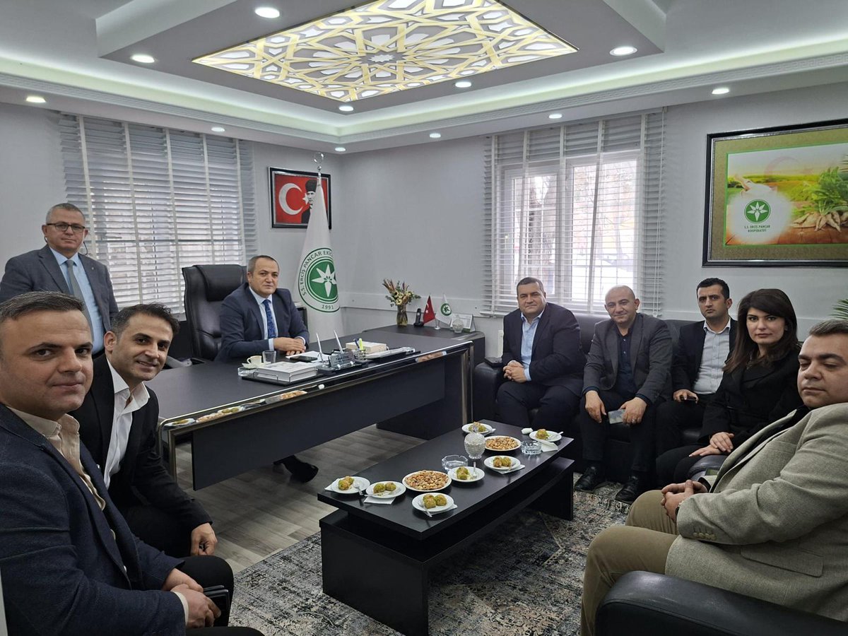Türkiye İş Bankası Bölge Müdürü Erhan Özhan, Tarım Bölge Md. Yrd. Tekin Erdağ ve İş Bankası Erciş Müdürü Sn. Sibel Tosun ve beraberindeki heyetle makamımızı ziyaret etti.Nazik ziyaretleri ve üreticilerimize katkıları için teşekkür ederiz. Erciş için iş birliğimiz sürecek.