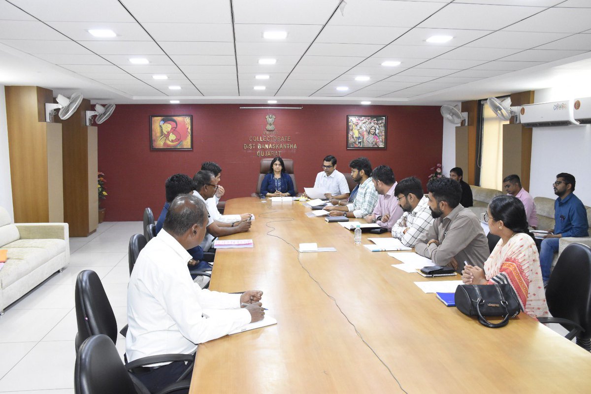 CollectorBK's tweet photo. માન. પ્રભારી સચિવશ્રીના અધ્યક્ષસ્થાને જિલ્લામાં તા.૦૧.૦૧.૨૦૨૬ની લાયકાતના સંદર્ભમાં મતદારયાદીના વિશેષ SIR કાર્યક્રમ હેઠળ વિવિધ ત���ક્કાઓની કાર્ય��ાહી પૂર્ણ થતાં આજ તા.૧૭.૦૨.૨૦૨૬ ના રોજ આખરી મતદારયાદી પ્રસિદ્ધ કરવામાં આવી, રાજકીય પક્ષોને તેની નકલ સુપ્રત કરવામાં આવી
@CEOGujarat https://t.co/uRqIeUmXG9