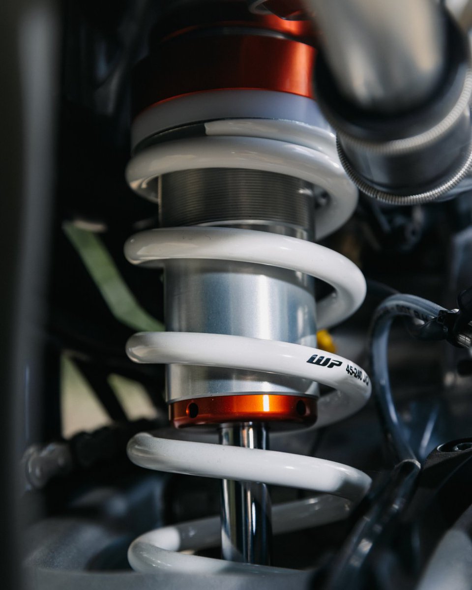 HQV_MotoUK's tweet photo. Enduro, elevated.🚀
WP Suspension XPLOR Pro takes the rough with the smooth, enhancing traction to deliver you the ultimate in feel and feedback.
Discover more - https://t.co/hKniWROZpA
#Husvqvarna #RideHusqvarna #GoRide #Enduro #TE250 #TwoStrokeTuesday https://t.co/n4vixUvzOv