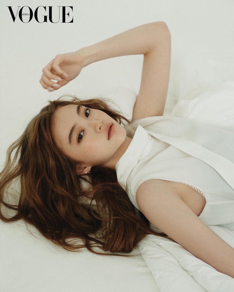 Elllllazhao's tweet image. 제 딸은 올해 열일곱 살이며, 이미 10년 이상 스타로 활동해왔습니다. Vogue Korea 촬영에 세 번 참여했습니다.
저는 젊은 아이돌을 고른다면, 엘라보다 17인의 업계 내 여성들이 참여하는 이 프로젝트에 더 적합한 사람은 없다고 생각해요♡♡