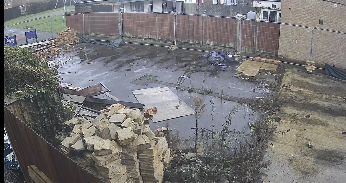 looowwweeezzz's tweet photo. Another day another week another month of looking at this !!! And still none the wiser of what’s going on here ??? @Hillingdon #AshGrove #Harefield https://t.co/Z8OCWkMLC5