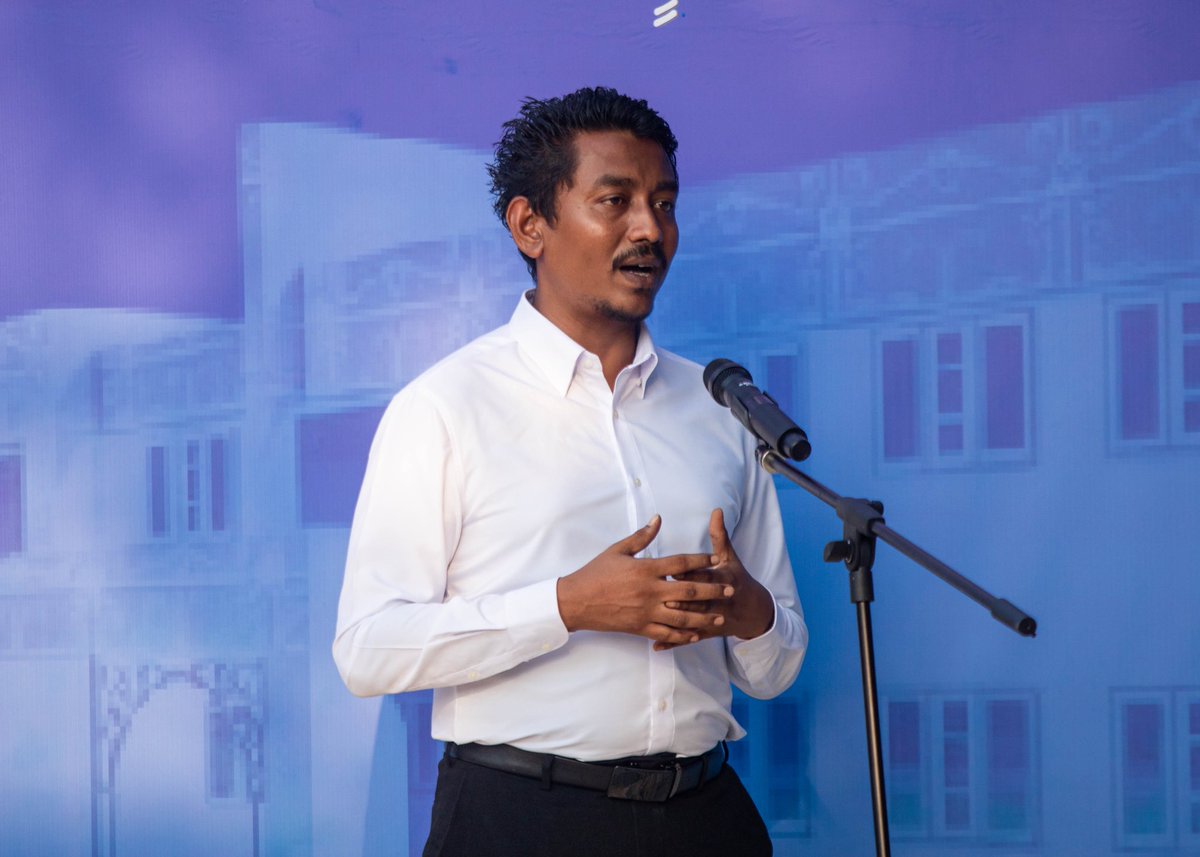 MoHEmv's tweet photo. ވަޒީރު ޑރ. ޢަލީ ޙައިދަރު އަޙްމަދު މިއަދު ށ. ފުނަދުއަށް ކުރައްވަމުން ގެންދަވާ ދަތުރުފުޅުގައި އެރަށުގައި އަލަަށް ޤާއިމްކުރާ ޓިވެޓް ސެންޓަރުގެ ބިންގާ އަޅުއްވައިދެއްވައިފި. 

17،500 އަކަފޫޓުގެ ބިމުގައި އިމާރާތްކުރާ މި ސެންޓަރުގައި ކްލާސް ރޫމްތަކާއި، މަލްޓި ޕާޕަސް ވޯކްޝޮޕެއްގެ އިތުރުން ފަހުގެ ވަސީލަތްތައް ހިމެނޭ އައި.ސީ.ޓީ ލެބޯޓްރީއެއް ހުންނާނެ. 

މި މަޝްރޫޢުގެ މަސައްކަތް 12 މަސް ދުވަސްތެރޭ ނިންމުމަށް ވަނީ ހަވާލު ކުރެވިފައި.