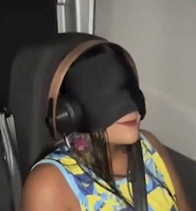 Os jurados vendo os erros de Evolução da Imperatriz e problemas alegórico da Beija Flor e Viradouro