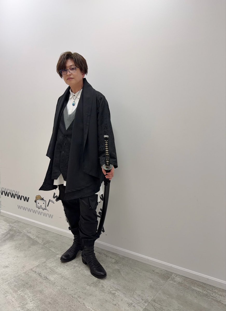 ホント楽しかったなぁ♪昌平とは波長が合う(笑)。殺陣は初の体験だったのでドキドキワクワク☺️ 教え方上手いね♪ それとヘアメイクさんに素敵な髪型にしてもらったスカパンちゃんも凄かった！さすがプロ！！あと、刀を借りてパシャリ。あれ？なんかシキを思い出したぞ(笑)。
#月刊光おにいさんと一緒