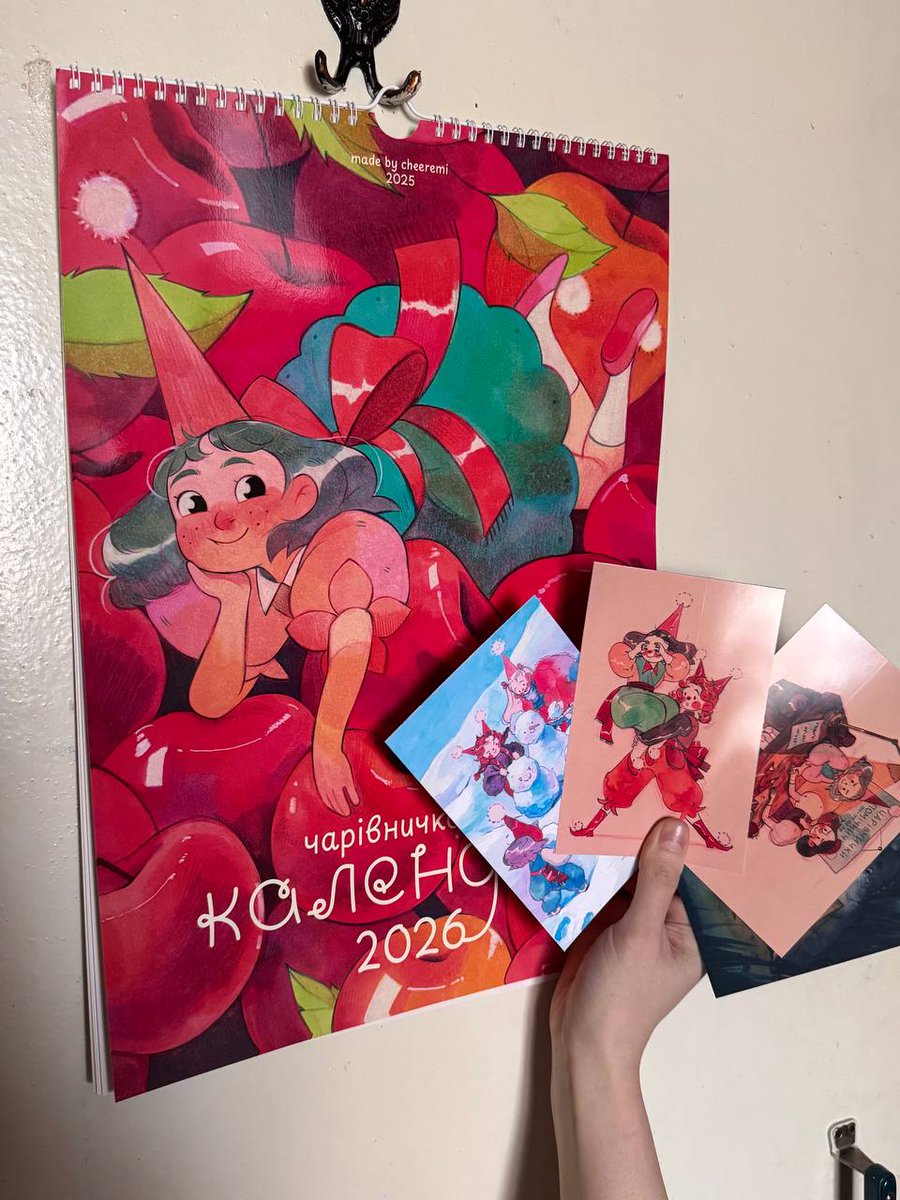 pixelwitchhat's tweet image. чудова @hachimi_tsu подарувала мені свій календар з чарівничками 😭😭😭😭😭

я так давно мріяла про подібний календар і тепер маю таке диво! я так сильно обожнюю стиль пані cheeremi і її чарівничок 🥹🥹 хочеться розглядати кожен сантиметр цих прекрасних малюнків 🔎 ✨️