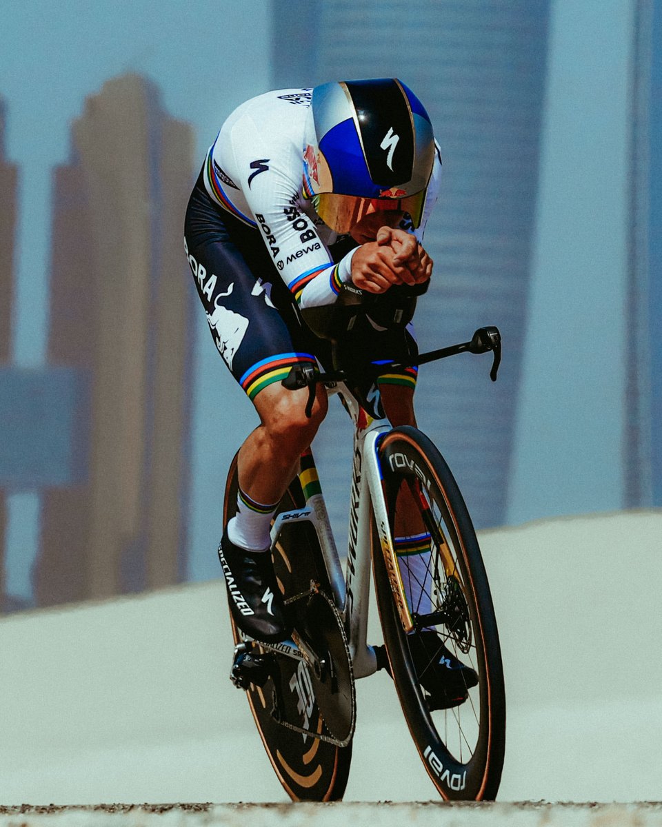 EvenepoelRemco's tweet photo. Fast flight to victory in the desert today.🪽🌈🔥

Ready to fight for the GC with the team.👊🏻🔴 https://t.co/N7S46aNkHy