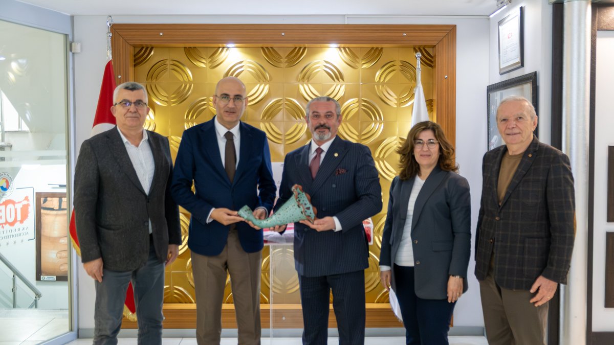 Foça Kaymakamı Sn. İhsan Emre Aydın'ı Odamızda ağırladık. 

Bölgemizdeki ticari faaliyetleri değerlendirdiğimiz görüşme sonrası, Sn. Kaymakamımıza nazik ziyaretleri için teşekkür ederek hediyemizi takdim ettik.