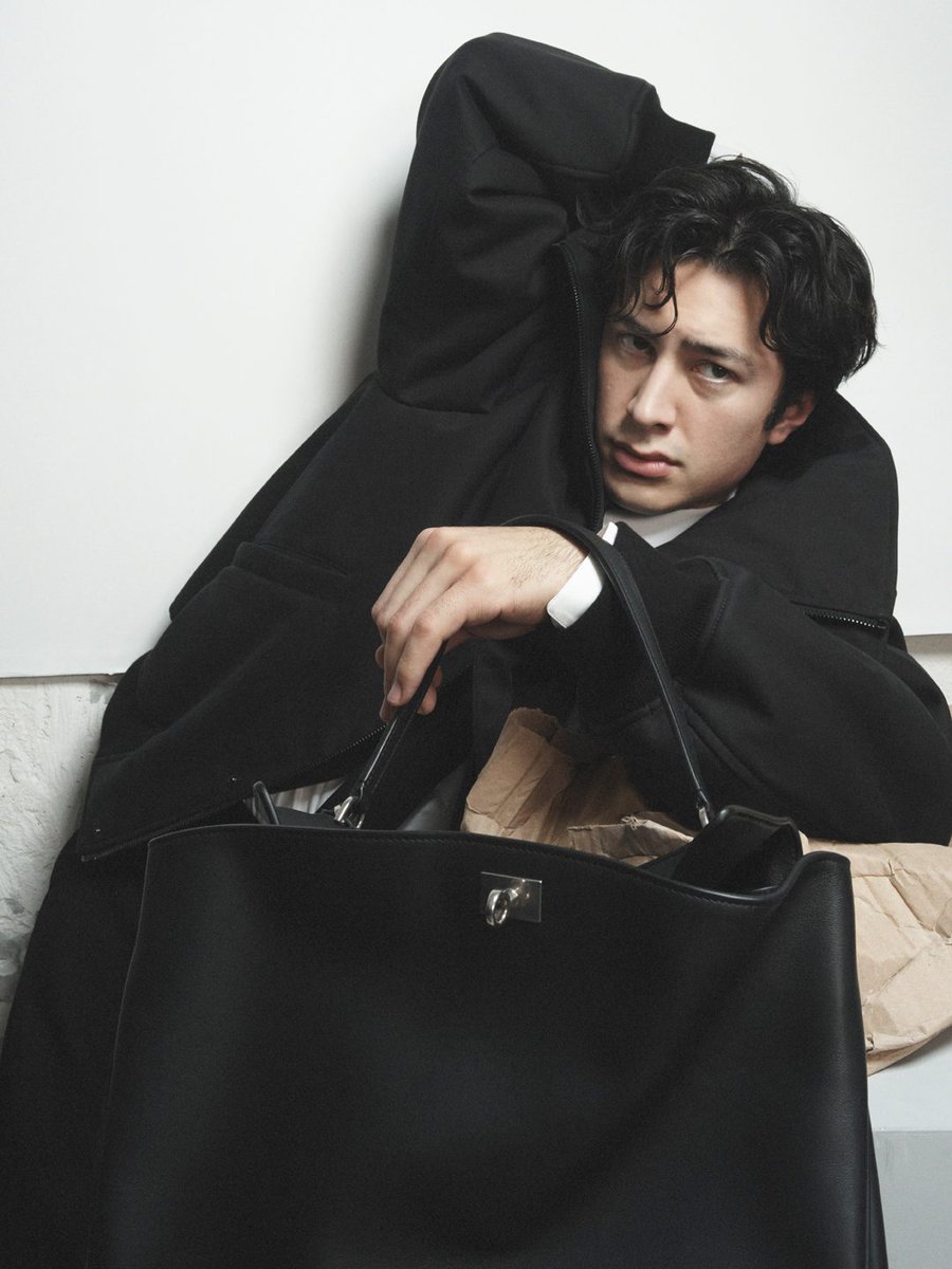 Em sua campanha de estreia para a Balenciaga, Hudson Williams fala com à <a href="/GQMagazine/">GQ Magazine</a> sobre sua escolha:

“A parceria entre a Balenciaga e Pierpaolo foi uma escolha óbvia. O histórico da marca em criar novas silhuetas, aliado aos designs arrojados e ao bom gosto de Pierpaolo, me