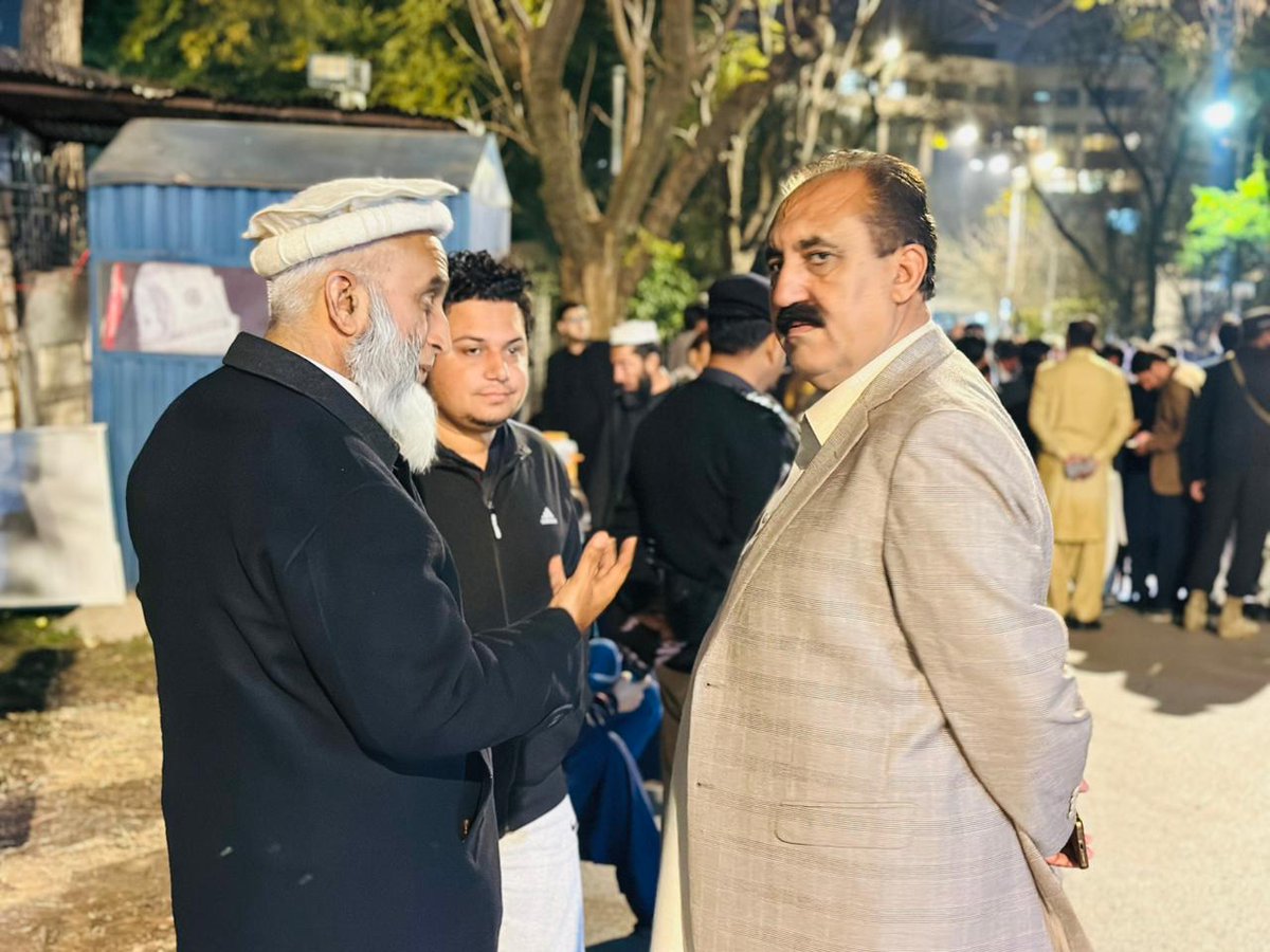 AKarimTordher's tweet image. پختونخوا ہاؤس اسلام آباد کے باہر جاری دھرنے میں سابق معاونِ خصوصی و رکنِ صوبائی اسمبلی عبدالکریم تورڈھیر شریک ہیں۔ اس موقع پر وزیراعلیٰ خیبرپختونخوا محمد سہیل خان آفریدی سمیت دیگر اراکینِ اسمبلی بھی پختونخوا ہاؤس کے باہر موجود ہیں اور احتجاج میں بھرپور شرکت کر رہے ہیں۔
#Come