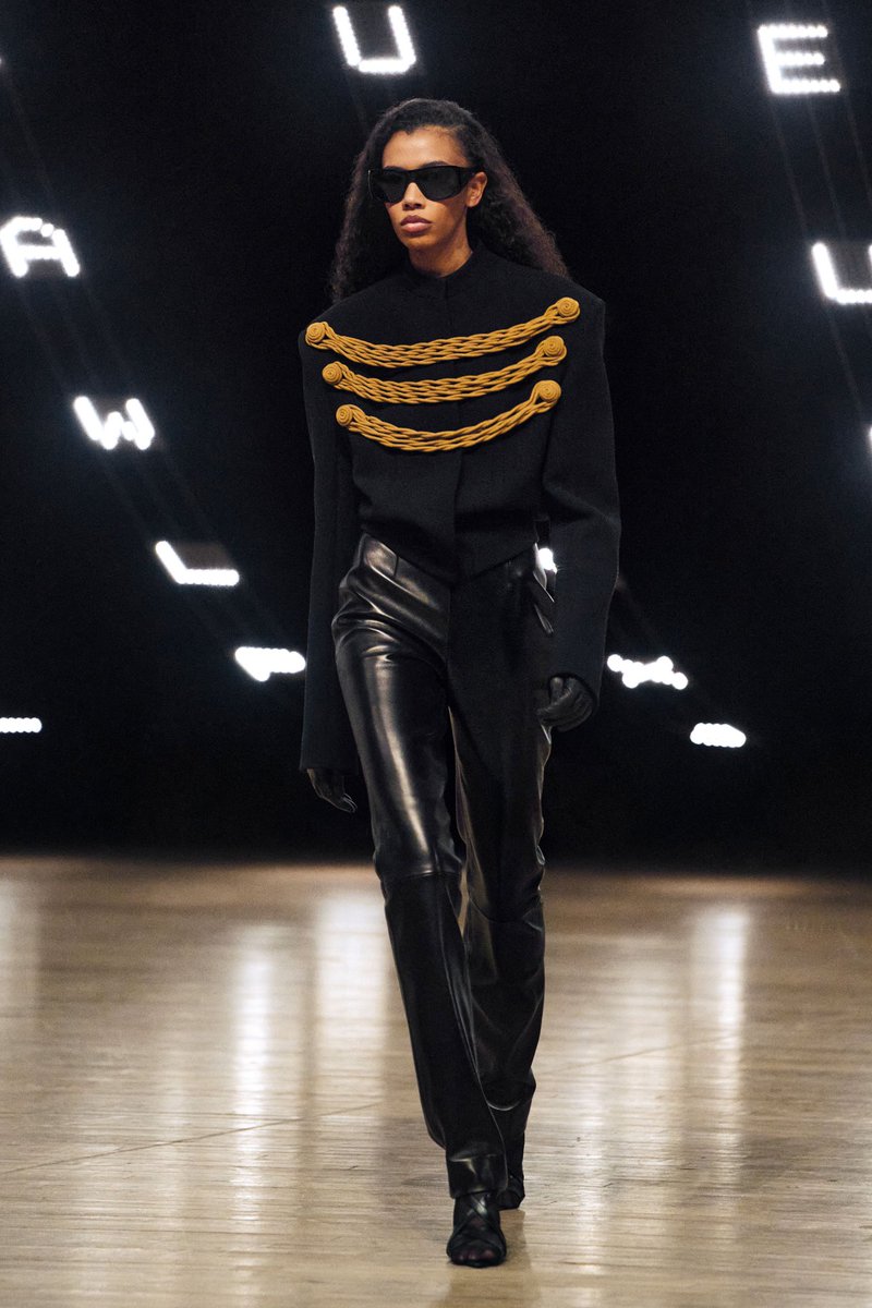 Fashionismo's tweet image. Super cool &amp;amp; chic o desfile da Khaite na #nyfw