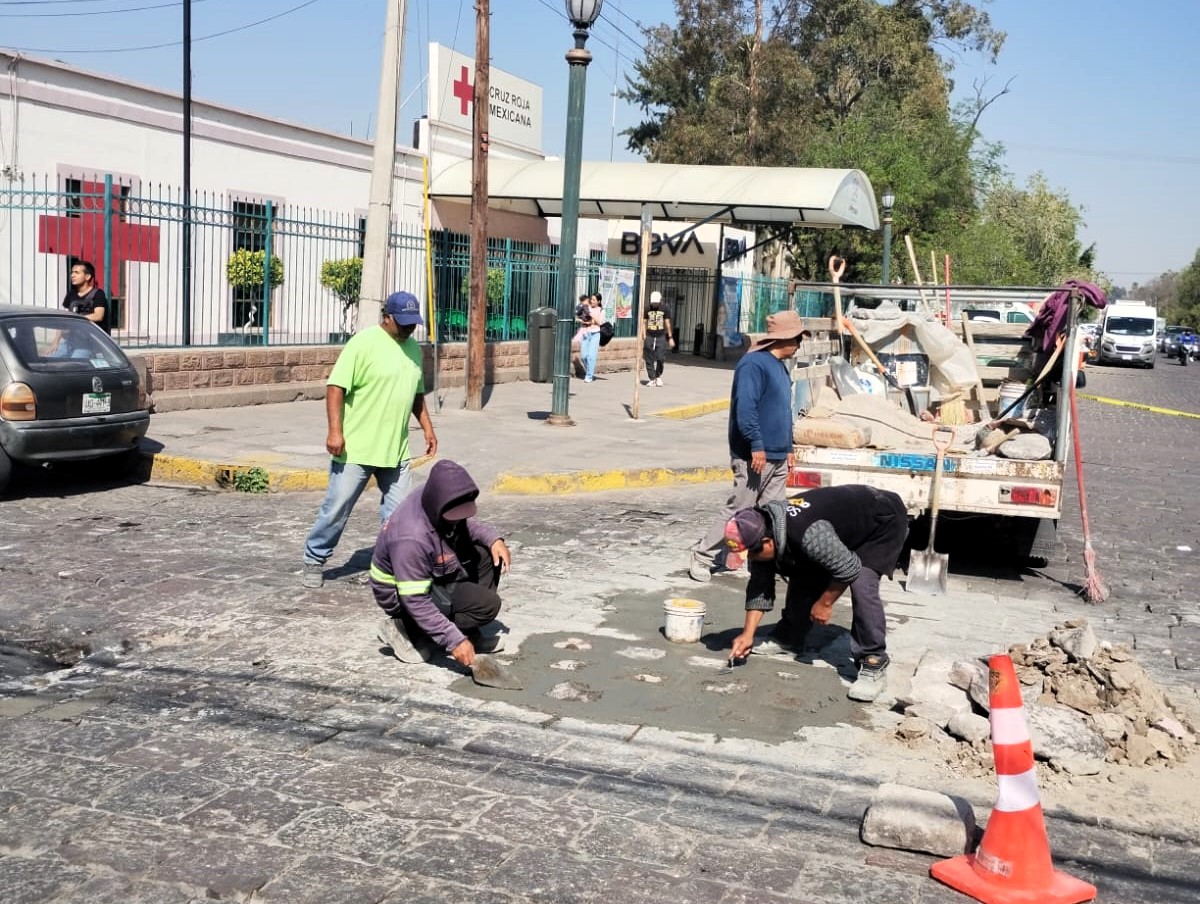 Reposición de adoquines en Calzada de Guadalupe, frente a la Cruz Roja
👉🏼 La Dirección de Obras Públicas, por instrucción del alcalde <a href="/EF_Galindo/">Enrique Galindo C</a>, atendió de manera inmediata una afectación detectada en la superficie, reforzando la seguridad en una zona de alta circulación.